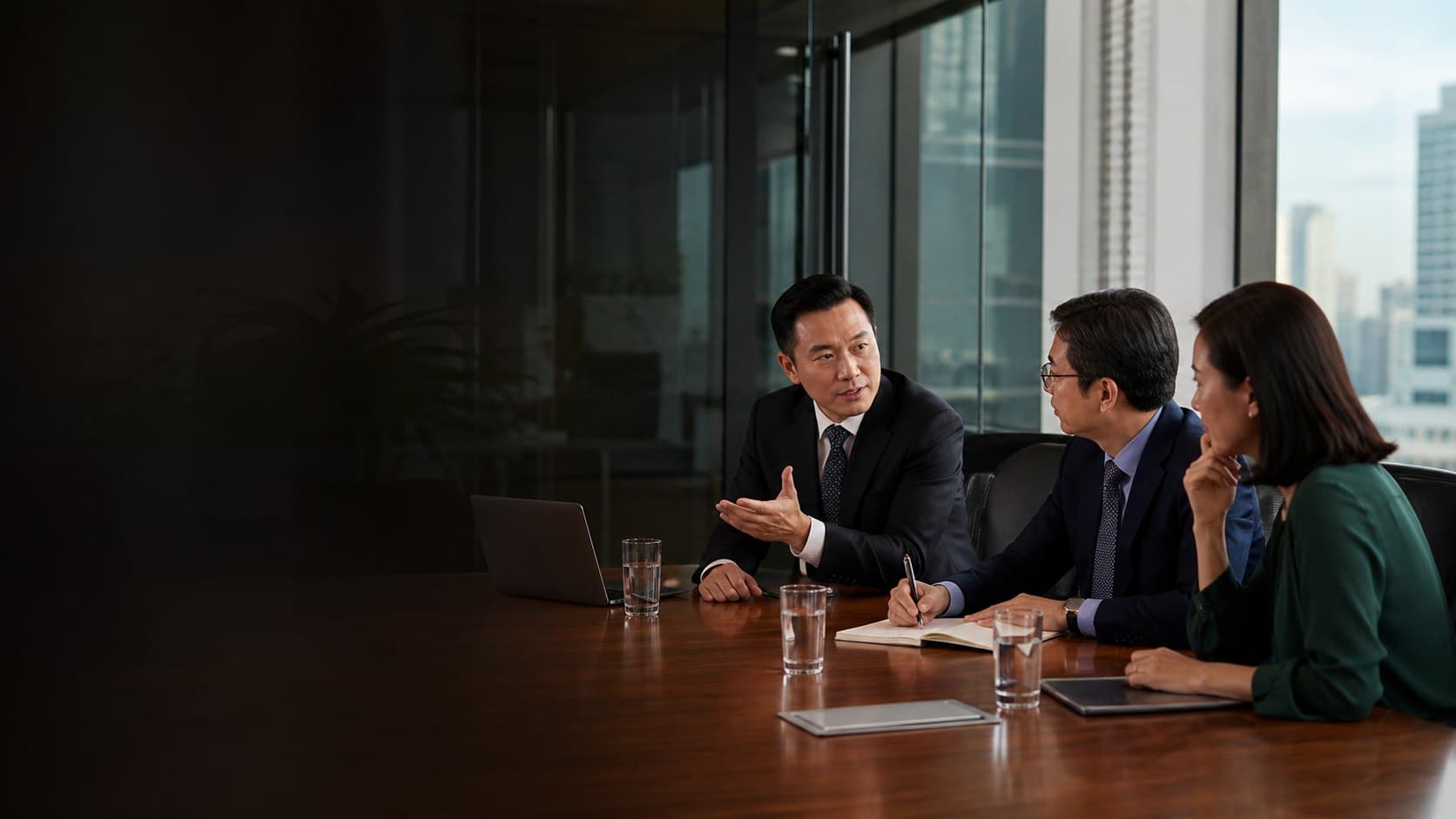 Lãnh đạo doanh nghiệp trao đổi nhu cầu tuyển dụng với chuyên gia headhunt